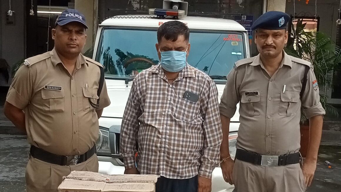 लख्खीबाग में शराब तस्करी का खेल उजागर, 8 पेटी अंग्रेजी शराब के साथ एक गिरफ्तार