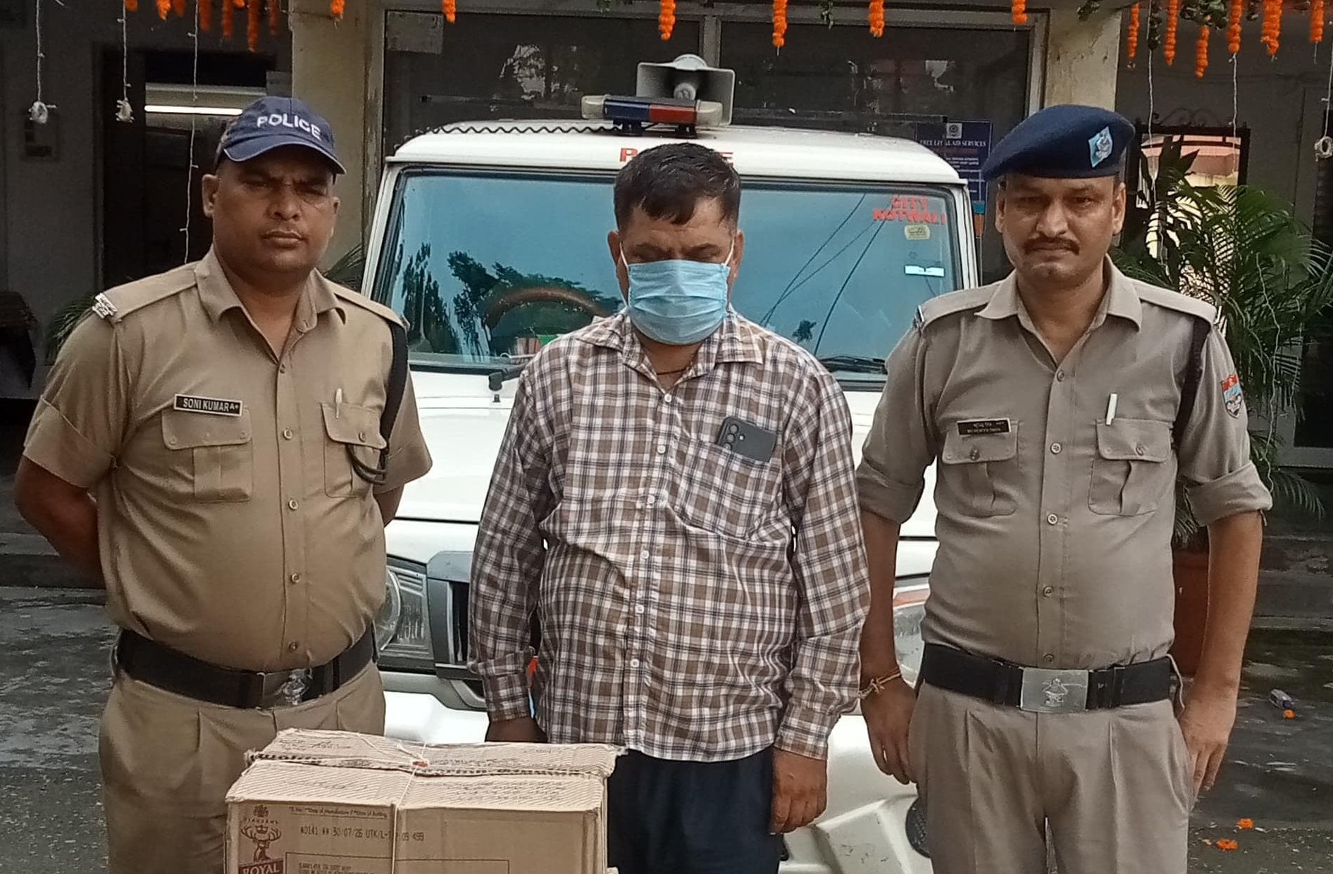 लख्खीबाग में शराब तस्करी का खेल उजागर, 8 पेटी अंग्रेजी शराब के साथ एक गिरफ्तार
