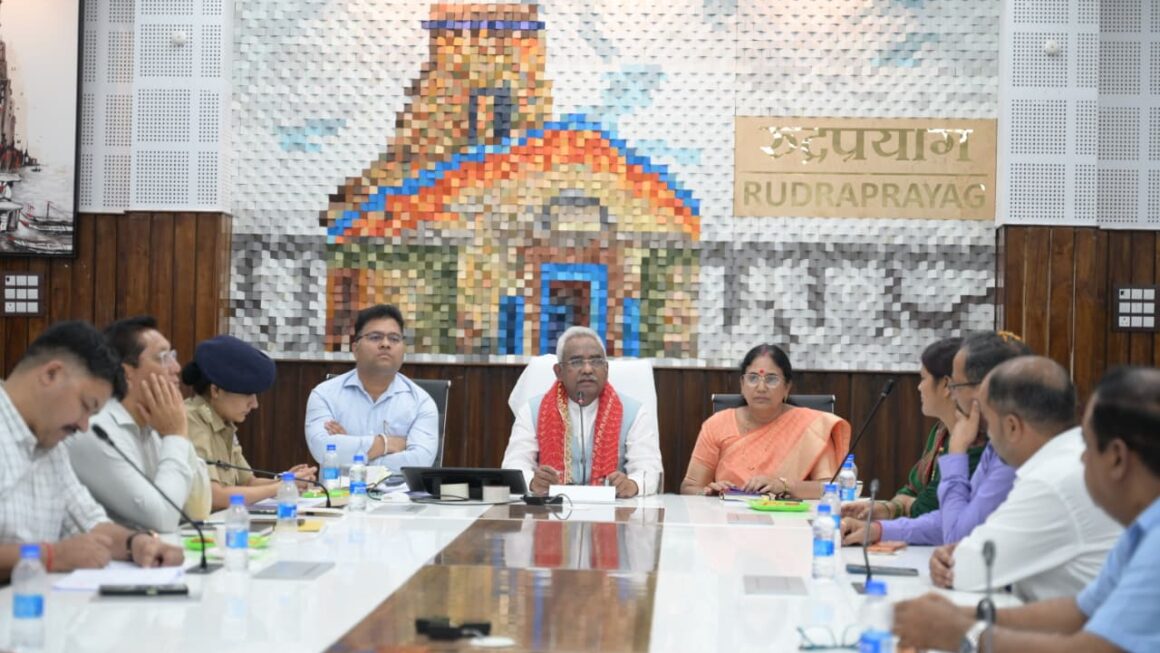 रुद्रप्रयाग में आपदा प्रबंधन की समीक्षा, बंद सड़कों को जल्द खोलने के निर्देश