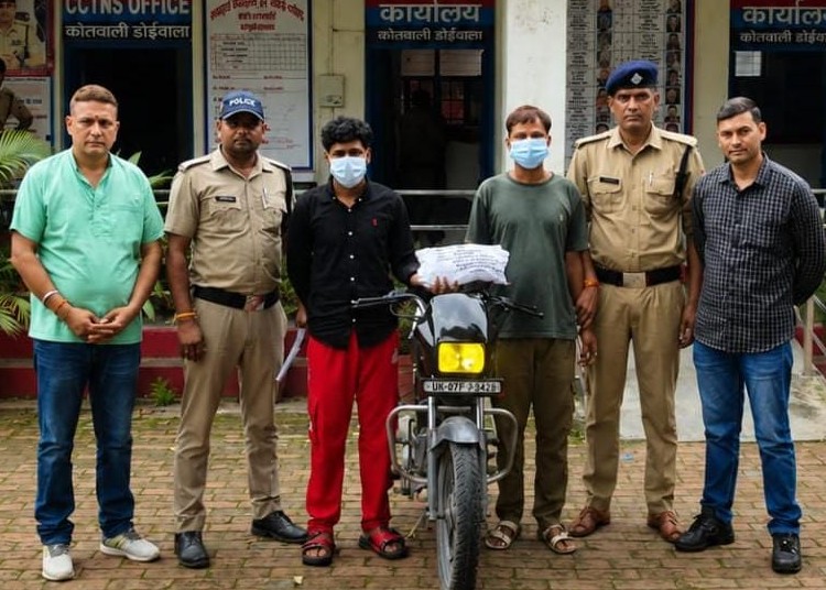 डोईवाला में 1.30 किलो चरस के साथ चाचा-भतीजे गिरफ्तार, बाइक भी सीज