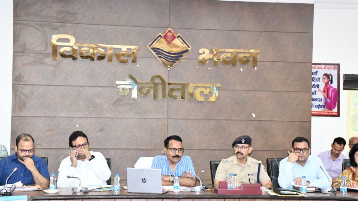 डीएम ने विकास कार्यों की समीक्षा कर अधिकारियों को दिए कड़े निर्देश