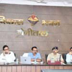 डीएम ने विकास कार्यों की समीक्षा कर अधिकारियों को दिए कड़े निर्देश