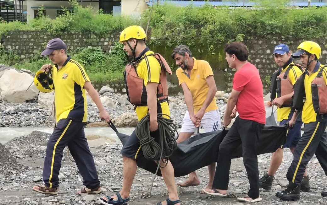 सहस्त्रधारा में स्नान के दौरान डूबे व्यक्ति की तलाश में उतरी SDRF, 2 किलोमीटर दूर मिला शव