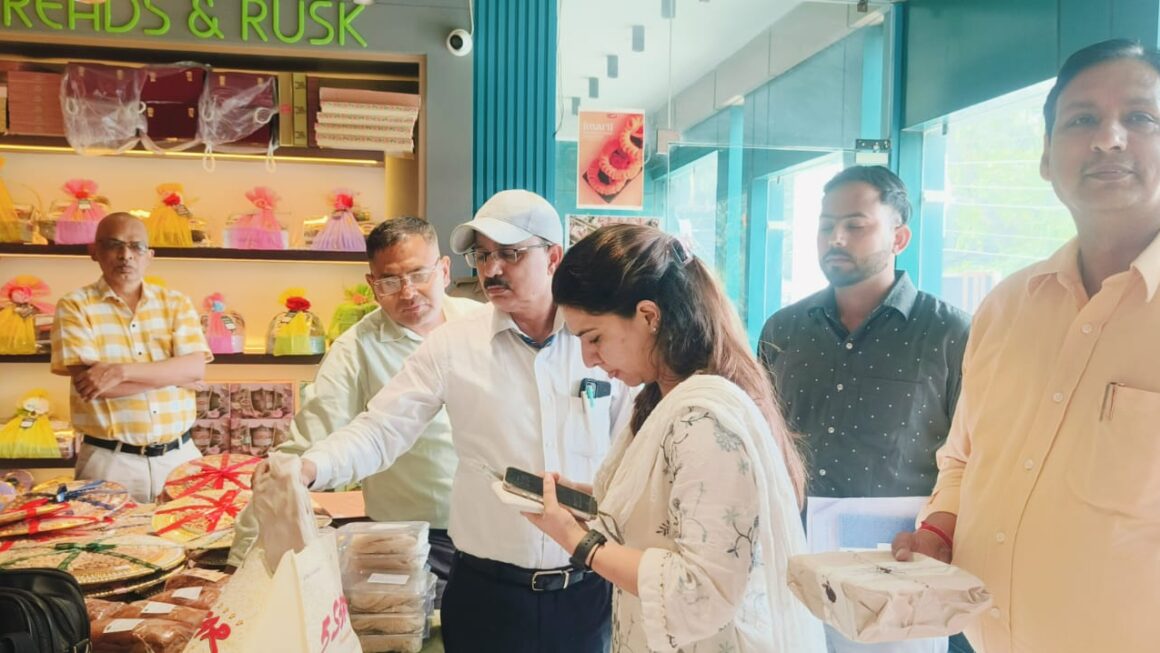 त्योहारी सीजन से पहले मिठाई-डेयरी दुकानों पर ताबड़तोड़ छापेमारी, कई खाद्य पदार्थों के लिए सैंपल