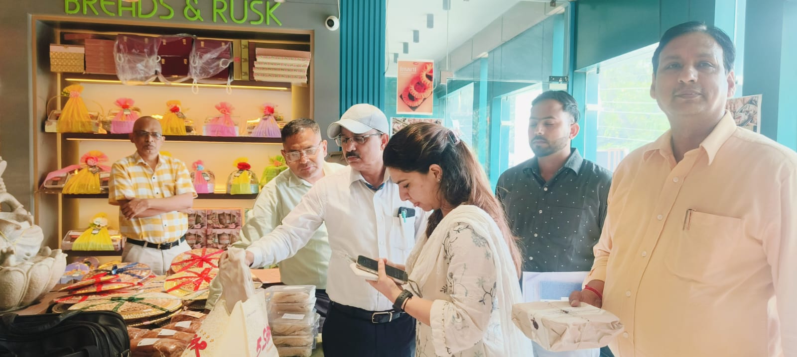 त्योहारी सीजन से पहले मिठाई-डेयरी दुकानों पर ताबड़तोड़ छापेमारी, कई खाद्य पदार्थों के लिए सैंपल