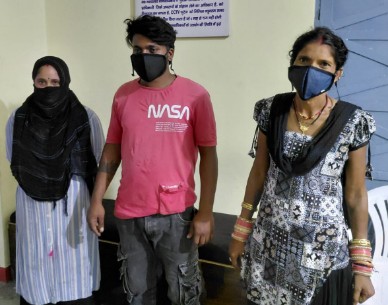 सार्वजनिक स्थान पर हुड़दंग करने वाले तीन लोग गिरफ्तार, दो महिलाएं भी शामिल