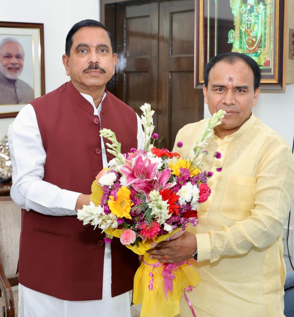 उच्च शिक्षा मंत्री डाॅ. रावत ने नवनियुक्त केन्द्रीय शिक्षा मंत्री प्रहलाद जोशी से की मुलाकात