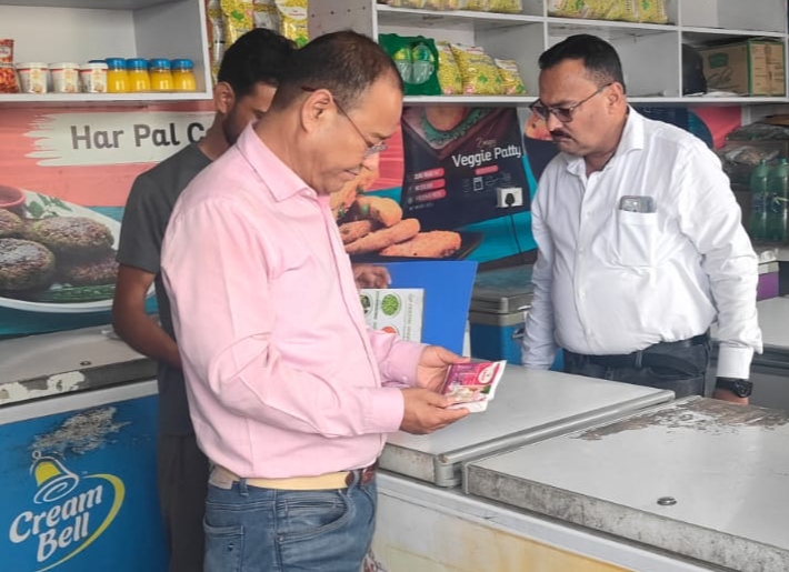 हल्द्वानी में खाद्य सुरक्षा विभाग की बड़ी कार्रवाई, डेयरी प्रतिष्ठानों से पनीर और घी के नमूने लिए