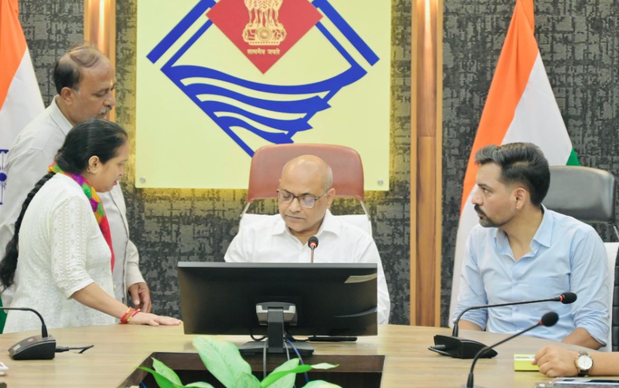 समाधान दिवस में 145 से अधिक फरियादियों की सुनी समस्याएं, लंबित शिकायतों पर आयुक्त सख्त