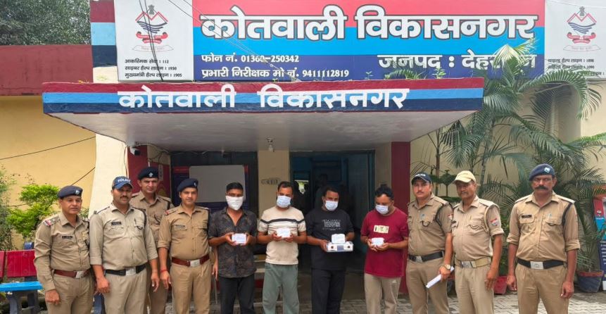 देहरादून में ATM कार्ड बदलकर ठगी करने वाला अंतरराज्यीय गिरोह पर्दाफाश, 192 कार्ड बरामद