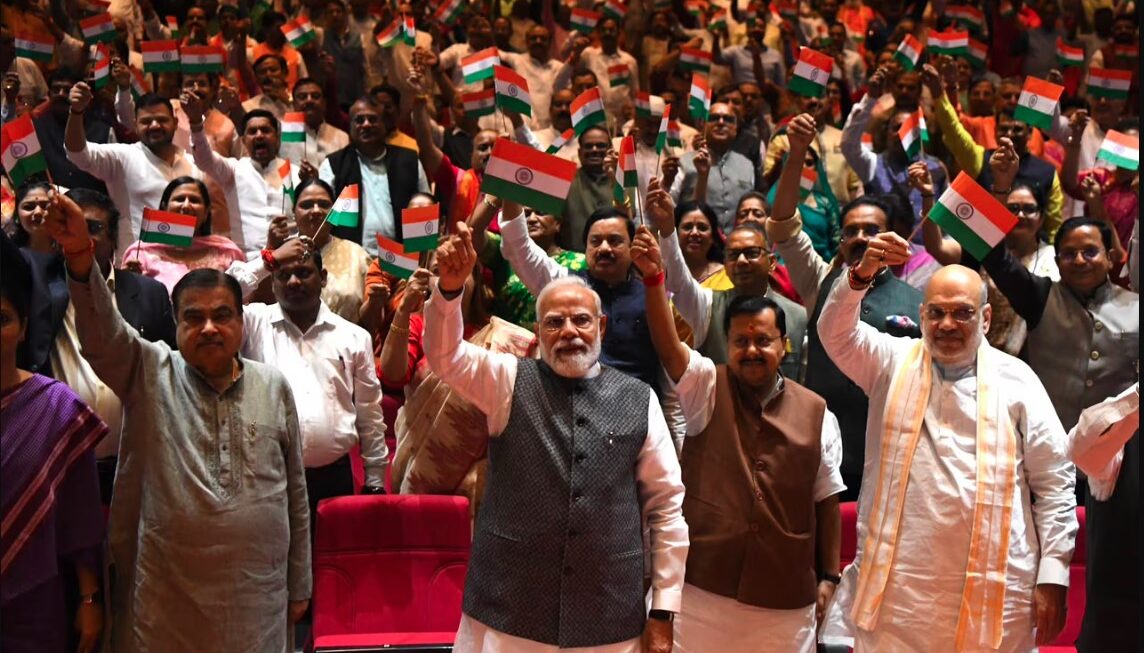 पीएम मोदी समेत NDA सांसदों ने लहराया तिरंगा, झारखंड छात्र प्रदर्शन पर संसद में प्रदर्शन
