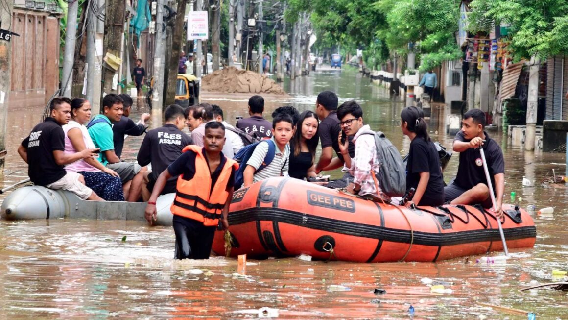 असम में बाढ़ से हाहाकार,मृतकों का आंकड़ा 100 पहुंचा, कई जिलों में अब भी हालात गंभीर