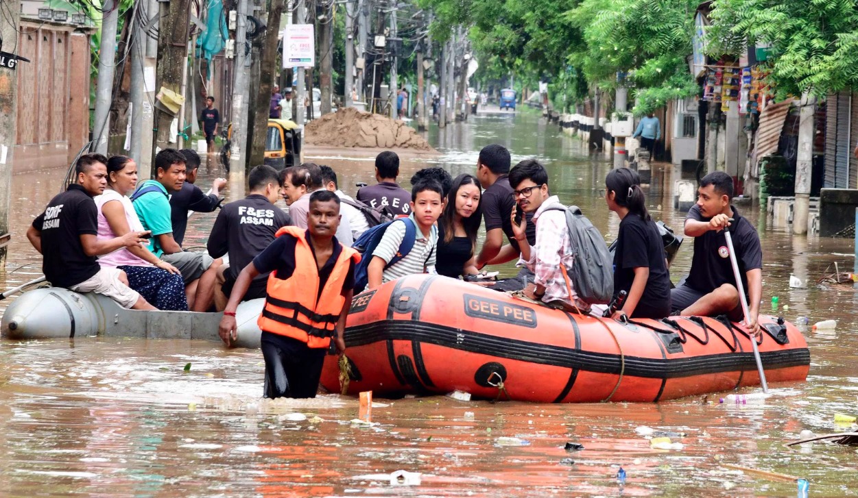 असम में बाढ़ से हाहाकार,मृतकों का आंकड़ा 100 पहुंचा, कई जिलों में अब भी हालात गंभीर