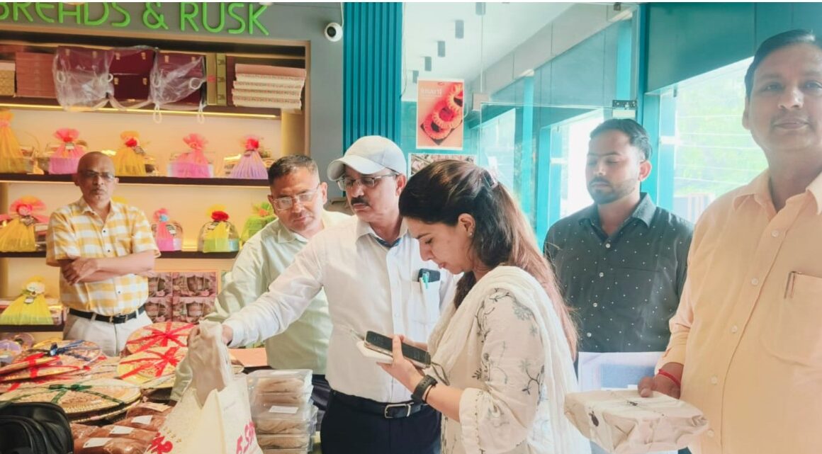 त्योहारी सीजन में मिलावटखोरी पर प्रशासन सख्त, मिठाई की दुकानों पर ताबड़तोड़ छापेमारी