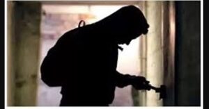 चतरा में बंद घर का ताला तोड़कर 20 लाख के जेवर और नकदी चोरी, जमीन के कागजात भी ले गए चोर