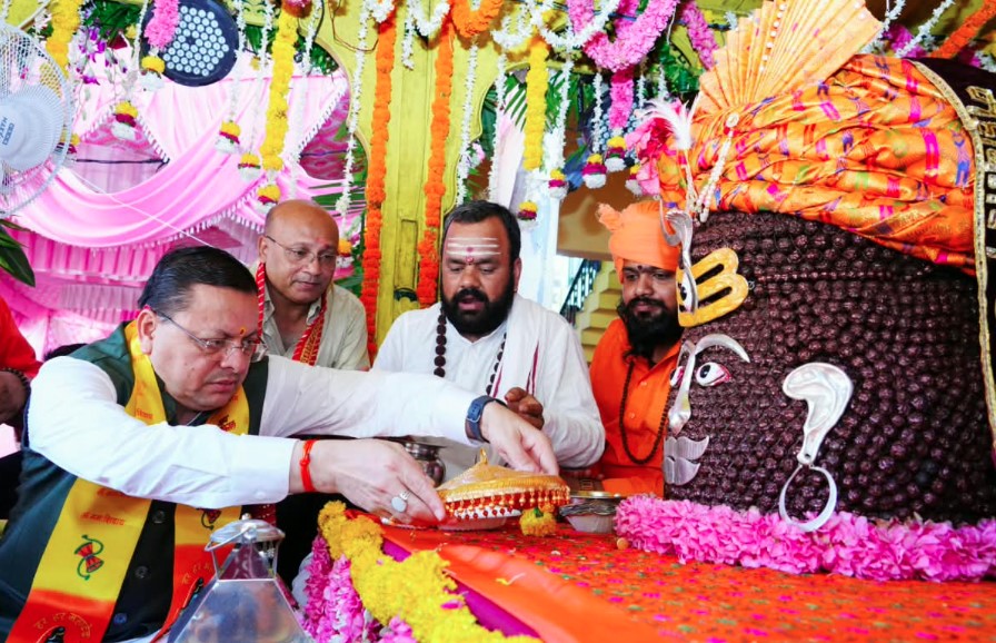 टपकेश्वर महादेव की शोभायात्रा में शामिल हुए सीएम धामी, प्रदेश की खुशहाली के लिए की प्रार्थना