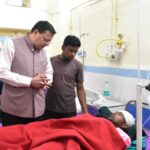 घायल श्रमिकों से मिले मुख्यमंत्री धामी, जिला अस्पताल में जाना कुशलक्षेम
