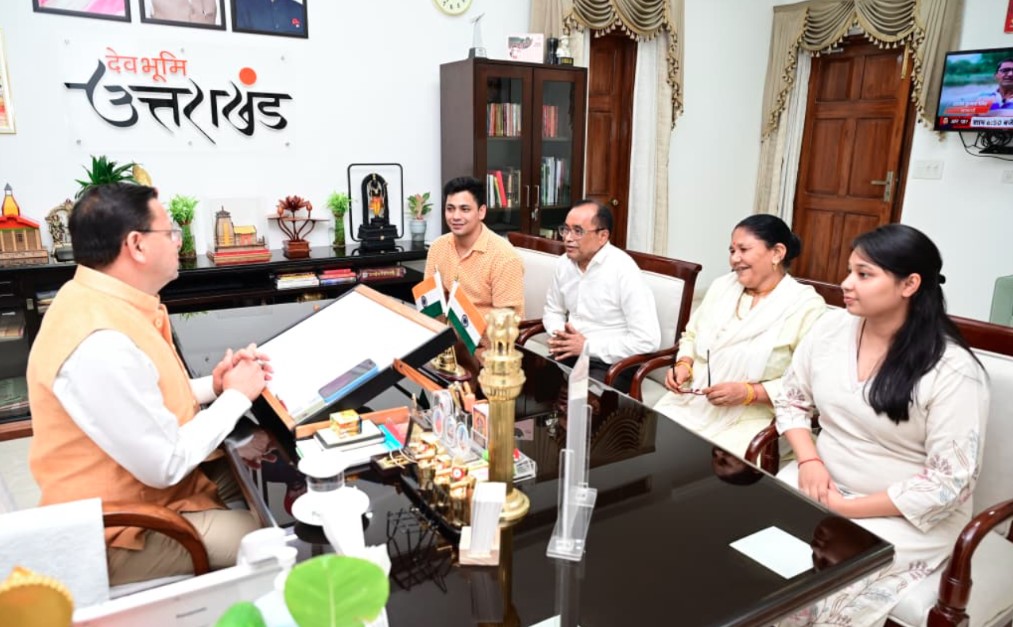 मुख्यमंत्री धामी से मिले शेफ केशव नेगी, सहयोग के लिए जताया आभार