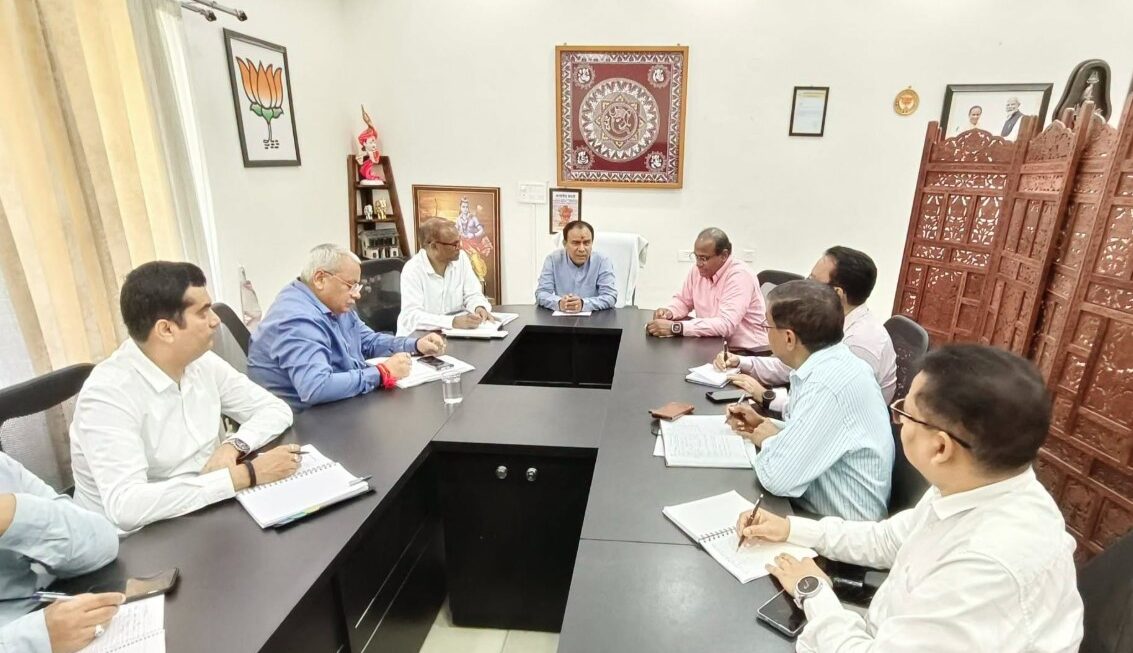 शिक्षा मंत्री डॉ. धन सिंह रावत ने विभागीय अधिकारियों के साथ की समीक्षा बैठक