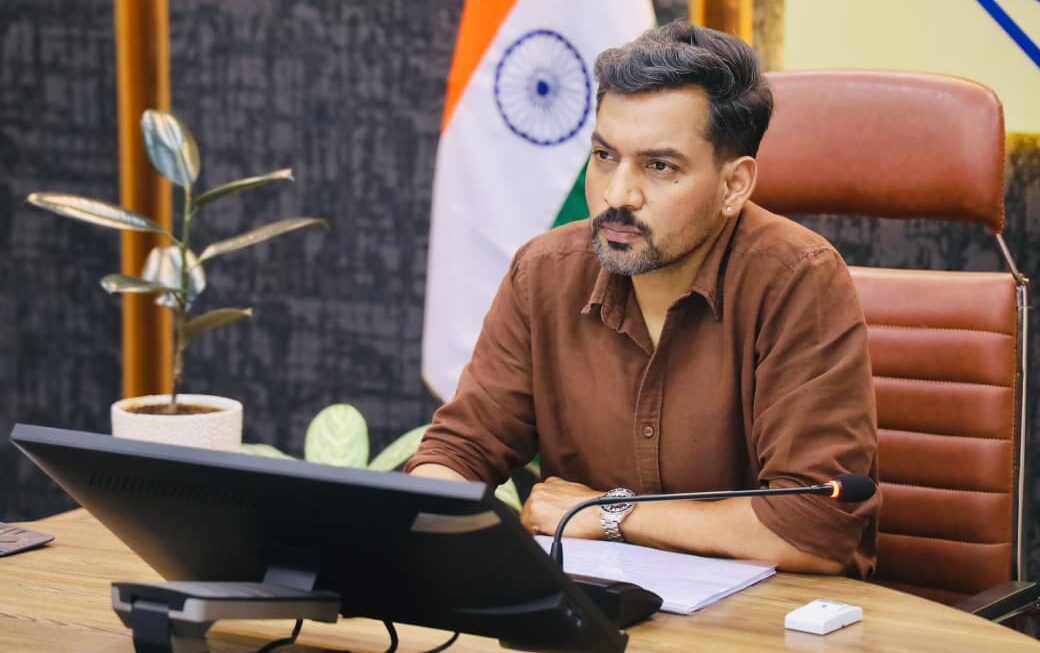 जिला चिकित्सालय के घटते राजस्व के कारणों की जांच कर विस्तृत रिपोर्ट प्रस्तुत करने के डीएम  ने दिए निर्देश