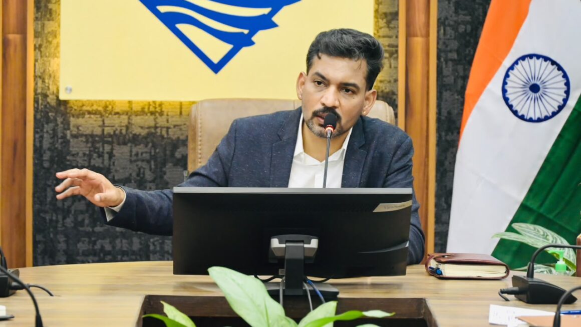 सीएम हेल्पलाइन की लंबित शिकायतों का प्राथमिकता से करें निस्तारणः जिलाधिकारी