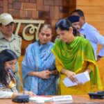 पौड़ी में जनता मिलन में 50 शिकायतों की सुनवाई, डीएम ने अधिकारियों को दिए समयबद्ध निस्तारण के निर्देश