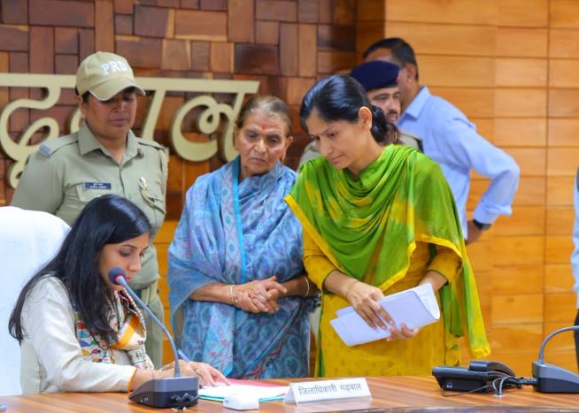 पौड़ी में जनता मिलन में 50 शिकायतों की सुनवाई, डीएम ने अधिकारियों को दिए समयबद्ध निस्तारण के निर्देश