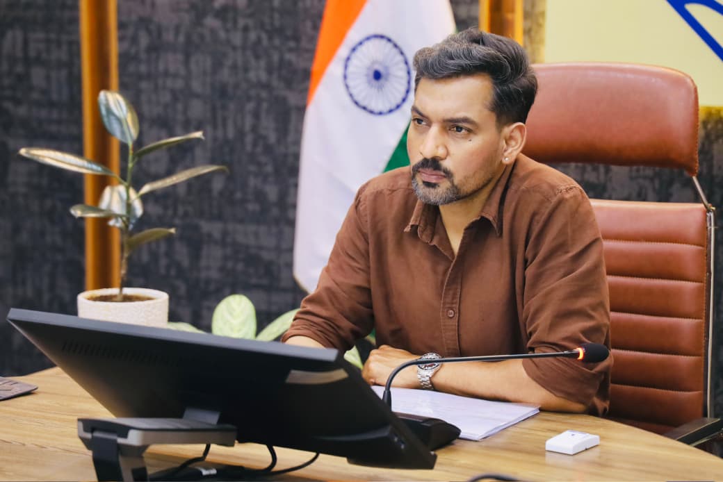 जिला चिकित्सालय के घटते राजस्व के कारणों की जांच कर विस्तृत रिपोर्ट प्रस्तुत करने के डीएम  ने दिए निर्देश