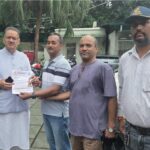 शौर्य स्थल पर मेजर सोमनाथ शर्मा की प्रतिमा लगाने की मांग, पूर्व सैनिकों ने मंत्री गणेश जोशी को सौंपा ज्ञापन