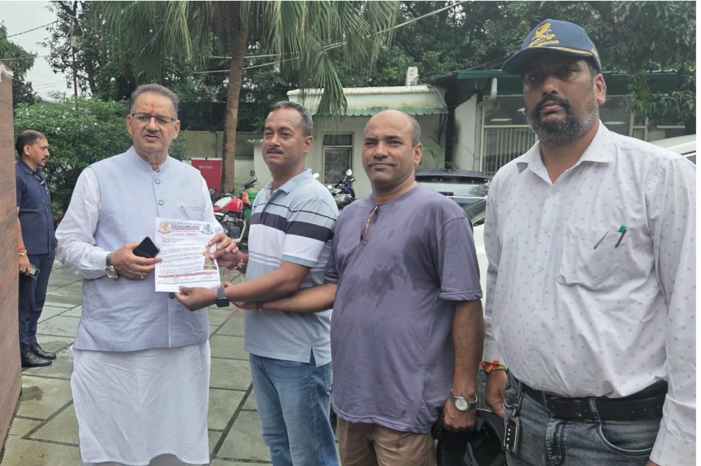 शौर्य स्थल पर मेजर सोमनाथ शर्मा की प्रतिमा लगाने की मांग, पूर्व सैनिकों ने मंत्री गणेश जोशी को सौंपा ज्ञापन