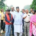 मसूरी-देहरादून मार्ग पर भूस्खलन से बढ़ी परेशानी, मंत्री गणेश जोशी ने किया निरीक्षण