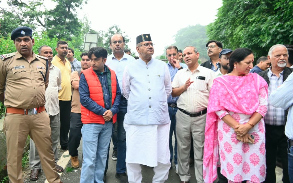 मसूरी-देहरादून मार्ग पर भूस्खलन से बढ़ी परेशानी, मंत्री गणेश जोशी ने किया निरीक्षण