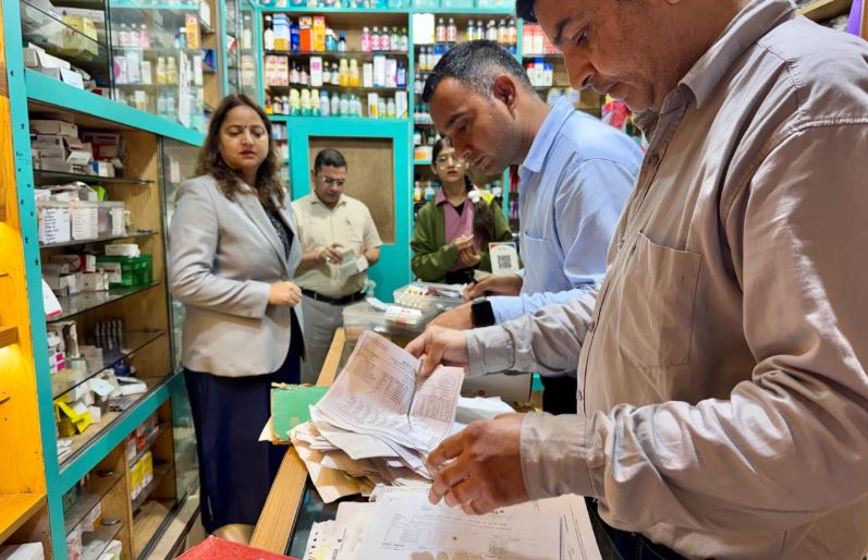 मसूरी में मेडिकल स्टोरों पर संयुक्त औचक निरीक्षण, तीन प्रतिष्ठानों में दवा बिक्री पर रोक