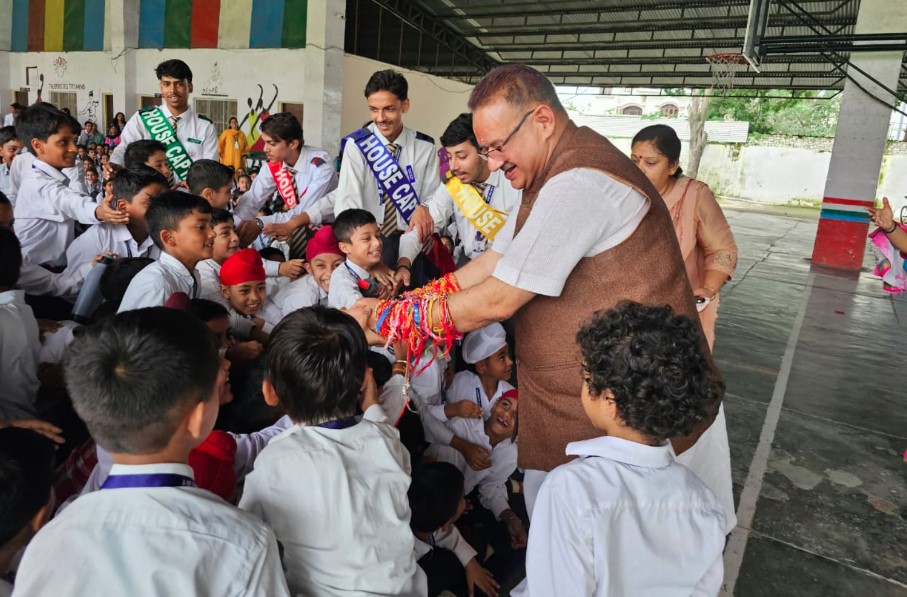 नन्हे-मुन्ने बच्चों संग कैबिनेट मंत्री गणेश जोशी ने मनाया रक्षाबंधन