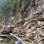 ऋषिकेश-बदरीनाथ हाईवे ठप: भल्लेगांव बागवान के पास पहाड़ी से भारी मलबा गिरने से बंद हुआ मार्ग