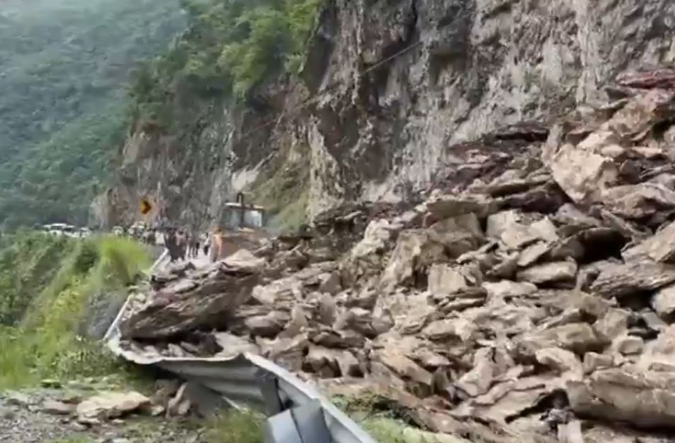 ऋषिकेश-बदरीनाथ हाईवे ठप: भल्लेगांव बागवान के पास पहाड़ी से भारी मलबा गिरने से बंद हुआ मार्ग
