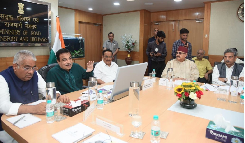 लोनिवि मंत्री महाराज ने परिवहन एवं राष्ट्रीय राजमार्ग मंत्रालय की बैठक में रखे कई सुझाव