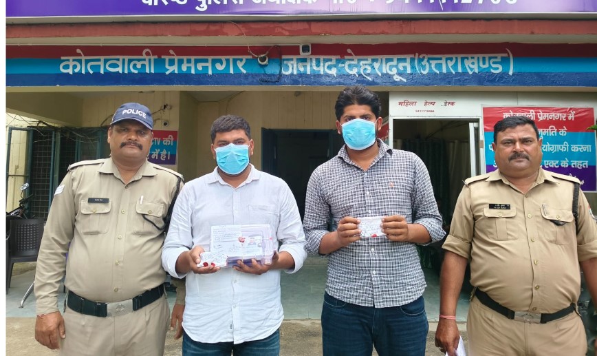 देहरादून में नशा तस्करों पर पुलिस का शिकंजा, दो आरोपी स्मैक और हथियारों के साथ गिरफ्तार