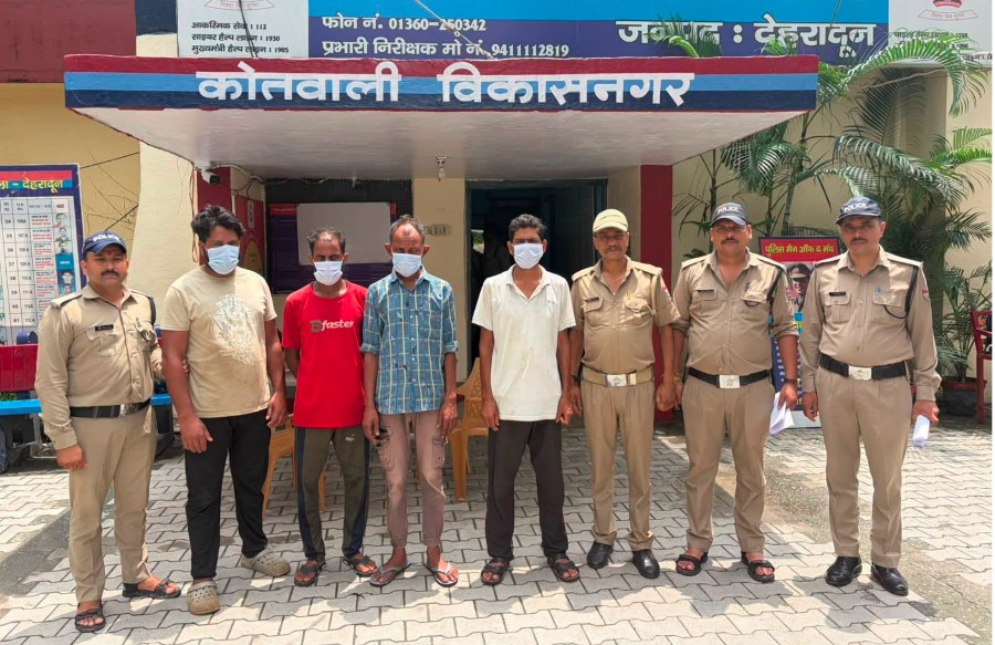 न्यायालय के वारंटियों पर विकासनगर पुलिस की बड़ी कार्रवाई, चार आरोपी गिरफ्तार