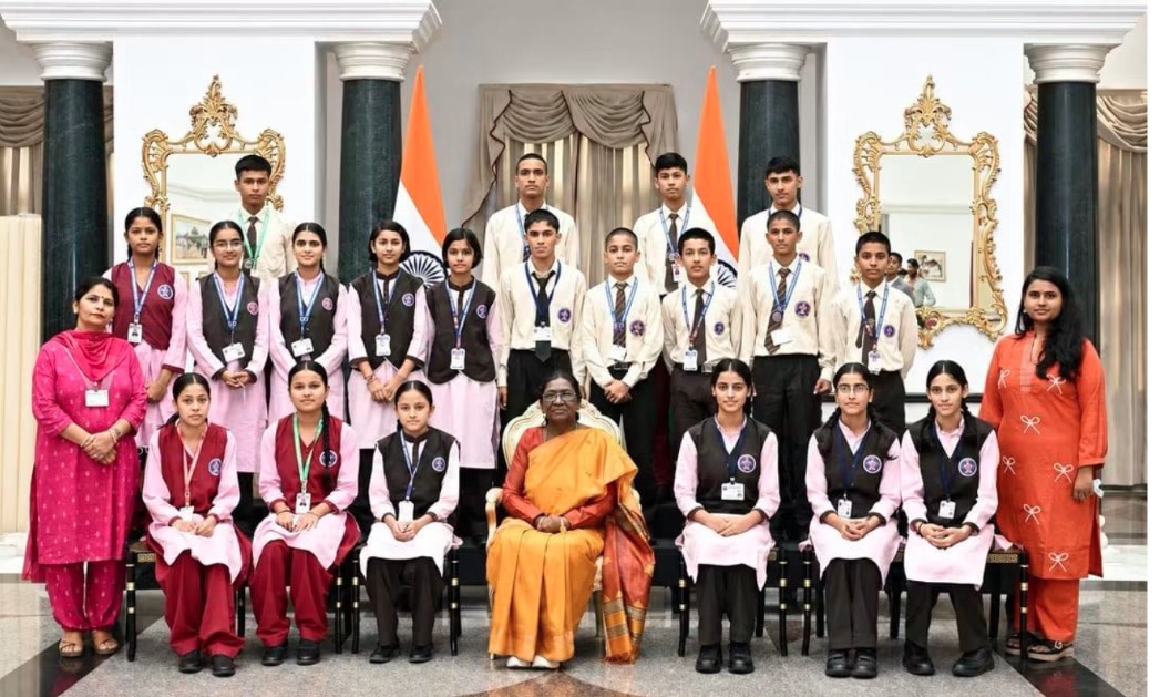 एकलव्य विद्यालयों के छात्रों ने किया राष्ट्रपति भवन का भ्रमण, राष्ट्रपति द्रौपदी मुर्मु से की मुलाकात