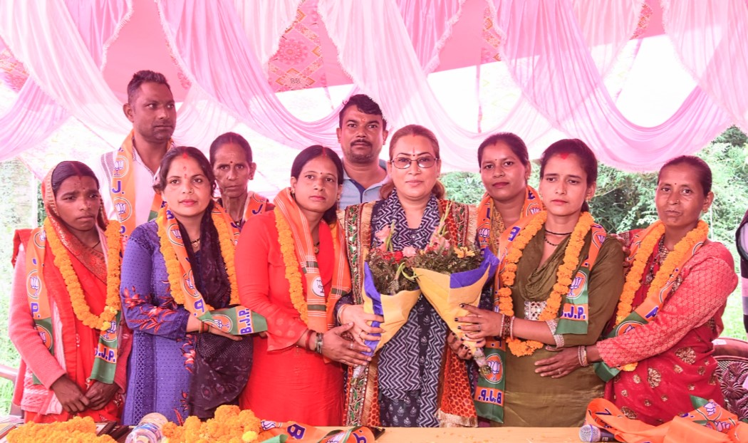 सोमेश्वर में जन मिलन कार्यक्रम, कई ग्रामीणों ने थामा भाजपा का दामन