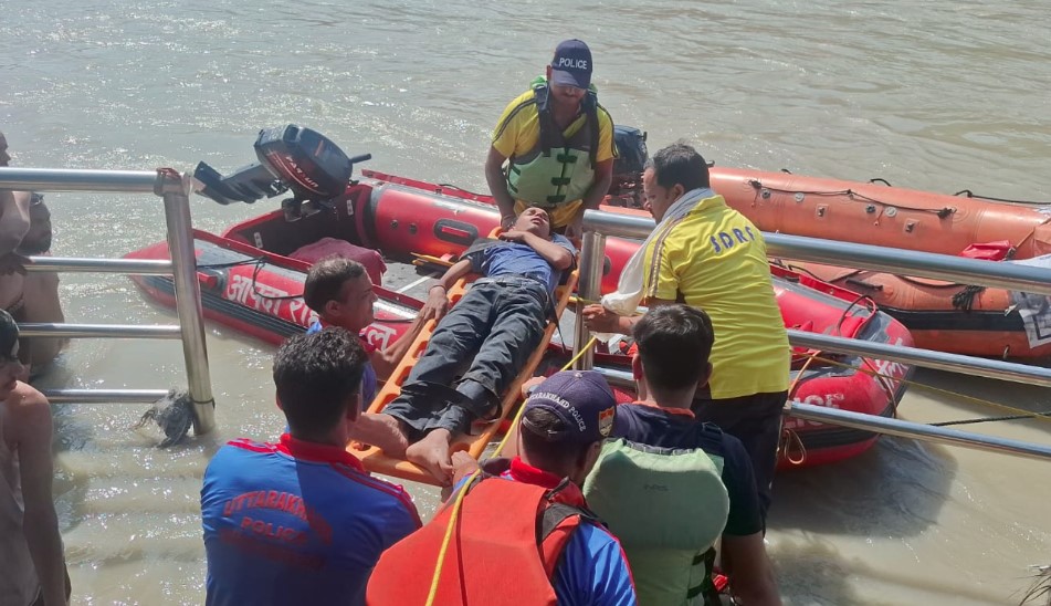 शिव घाट पर स्नान के दौरान कांवड़िया बेहोश, SDRF ने River Ambulance से पहुंचाया मेडिकल कैंप