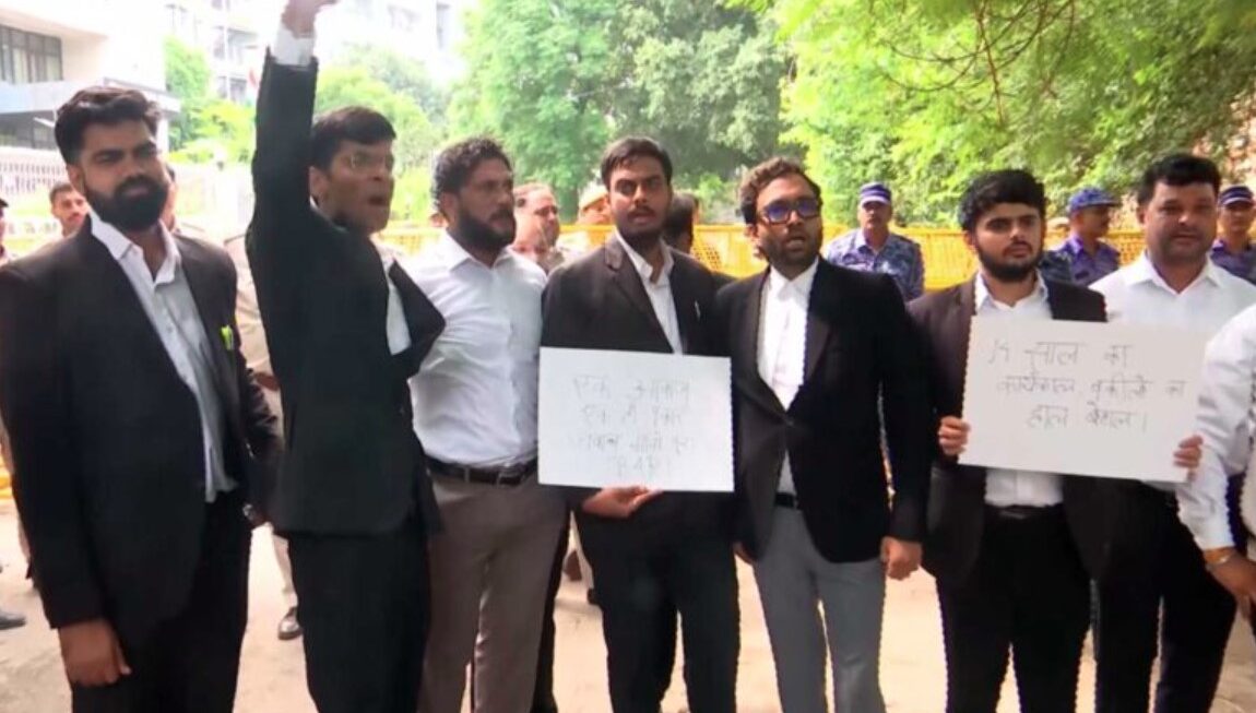 BCI चेयरमैन के इस्तीफे की मांग को लेकर दिल्ली में वकीलों का प्रदर्शन