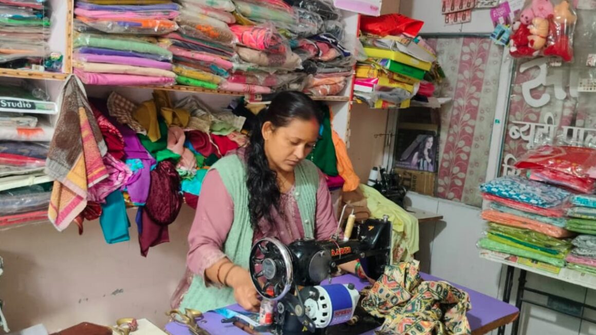 स्वरोजगार से आत्मनिर्भर बन रहीं पहाड़ की महिलाएं, खुद रोजगार से जुड़कर दूसरों को भी दे रहीं काम