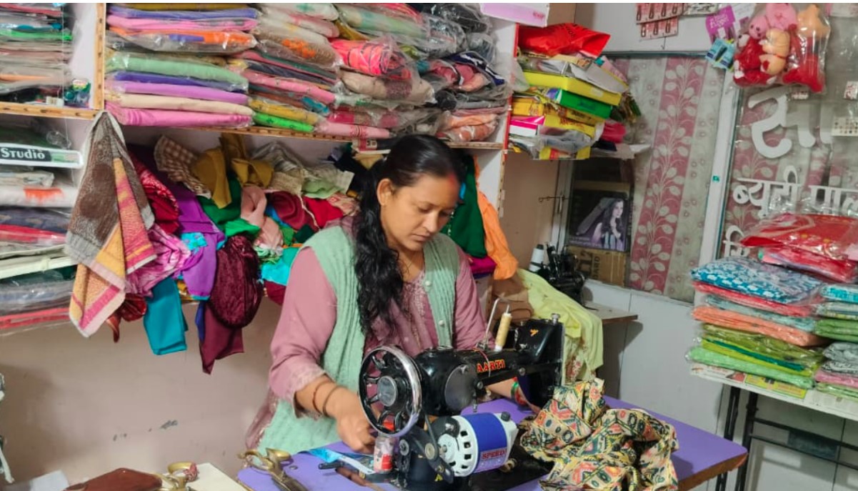स्वरोजगार से आत्मनिर्भर बन रहीं पहाड़ की महिलाएं, खुद रोजगार से जुड़कर दूसरों को भी दे रहीं काम