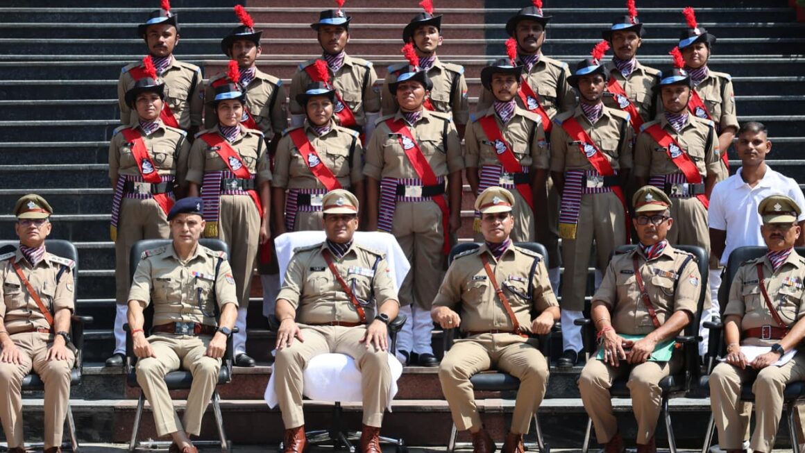नौ माह का प्रशिक्षण पूरा कर पुलिस की मुख्यधारा में शामिल हुए 15 आरक्षी, पुलिस लाइन में पासिंग आउट सेरेमनी