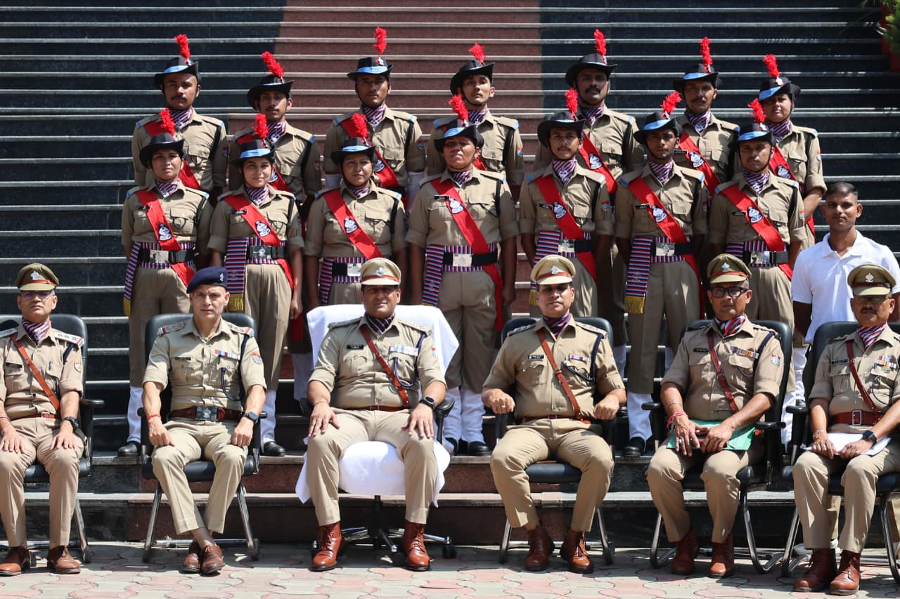 नौ माह का प्रशिक्षण पूरा कर पुलिस की मुख्यधारा में शामिल हुए 15 आरक्षी, पुलिस लाइन में पासिंग आउट सेरेमनी