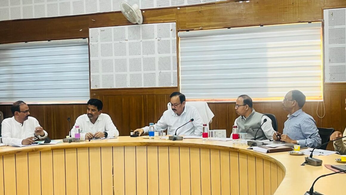 25 सूत्रीय कार्यक्रम के लक्ष्यों को समयबद्ध ढंग से पूरा करें अधिकारी : मुख्य विकास अधिकारी