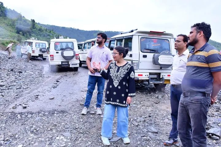 कपकोट के आपदा प्रभावित क्षेत्रों में डीएम अपूर्वा पाण्डे का स्थलीय निरीक्षण, सड़क की गुणवत्ता पर जताई नाराजगी