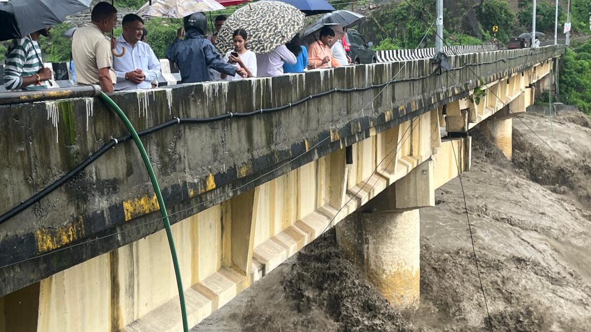 भारी बारिश के बीच प्रशासन अलर्ट, एसडीएम और तहसीलदार ने संवेदनशील क्षेत्रों का किया निरीक्षण